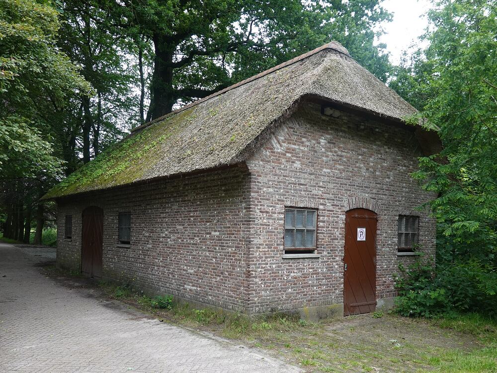 De rieten schaapskooi op Landgoed Schothorst in Amersfoort, omringd door bomen
